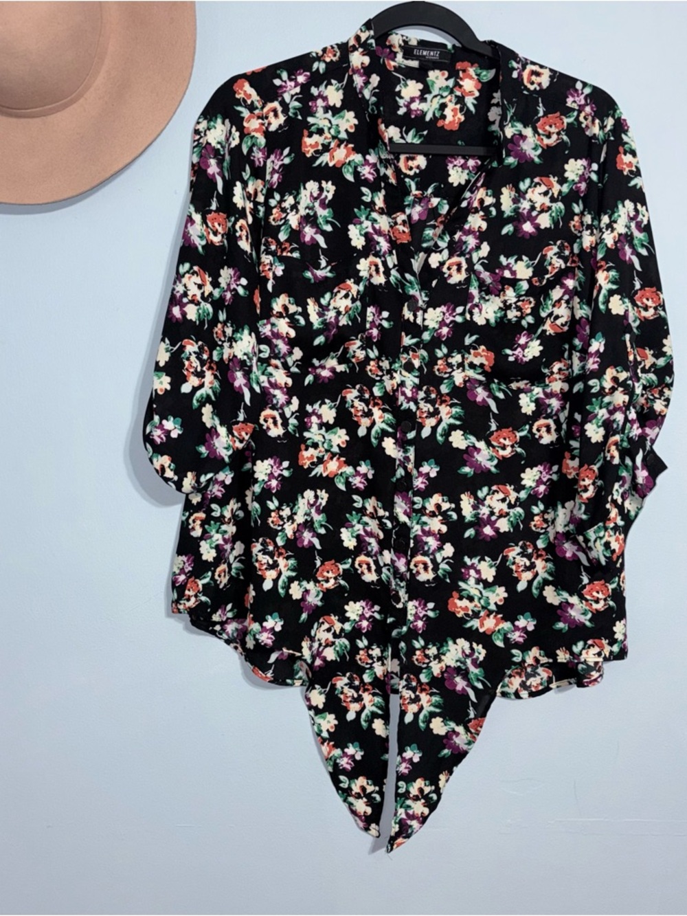 1x Floral Tie-Front Blouse - Black Multicolor floral button up from Elementz